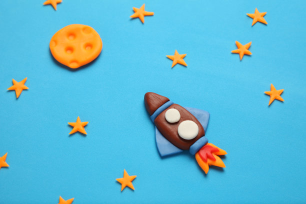 创造性的橡皮泥火箭在开放空间，宇航员的梦想。星星,月亮。卡通艺术图片下载