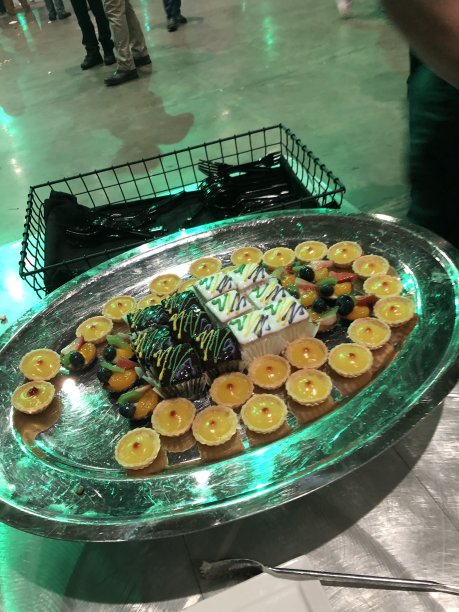 派对上的亚洲蛋奶冻图片下载