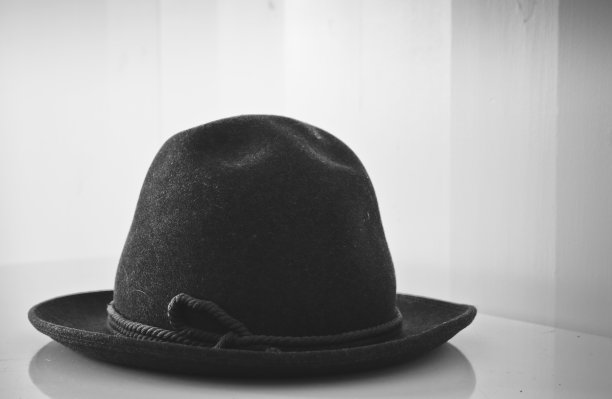 帽子在为照相机摆姿势图片下载