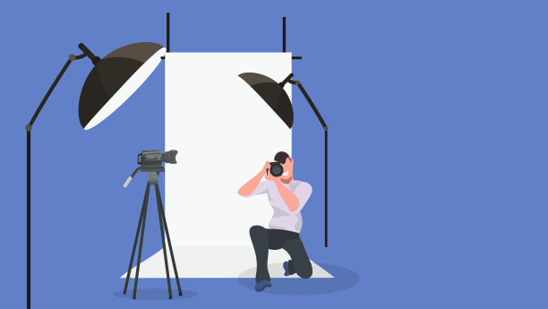 男子摄影师拍摄照片与相机男性人物站在膝盖上拍摄现代摄影工作室室内与闪电设备水平全长图片下载