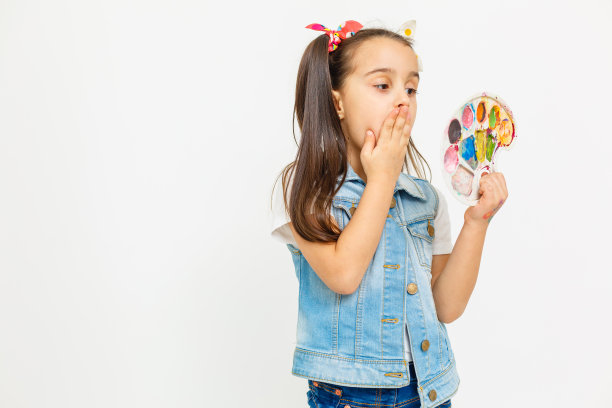 白色背景上涂着油漆的小女孩图片下载