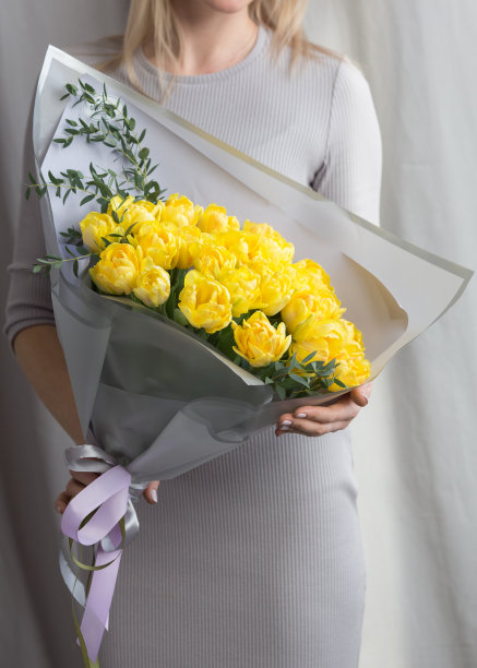 一束黄色的郁金香。图片下载