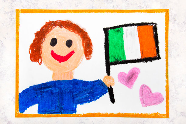 彩绘:快乐的人举着爱尔兰国旗。爱尔兰国旗和微笑的男孩图片下载