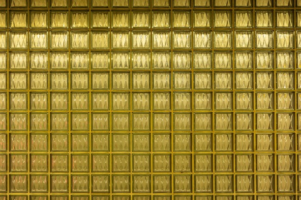 黄色的玻璃墙和金色的阳光。图片下载