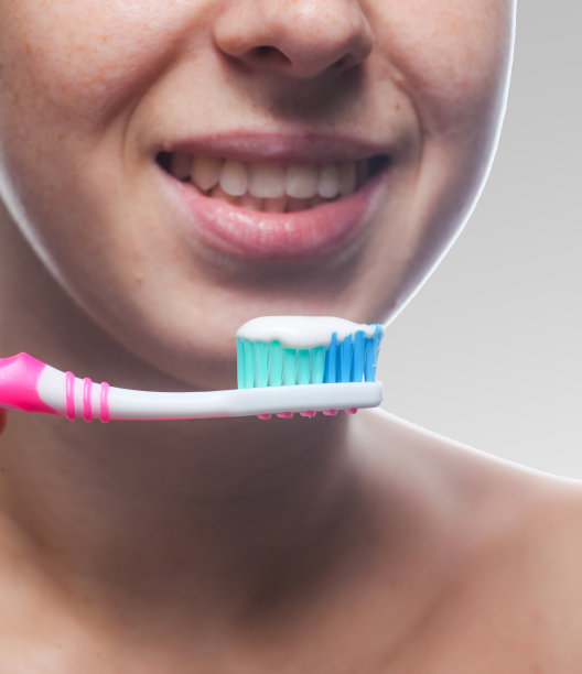 一个正在刷牙的漂亮女人。早上的治疗方法图片下载