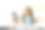 长发女孩在练习钢琴图片下载