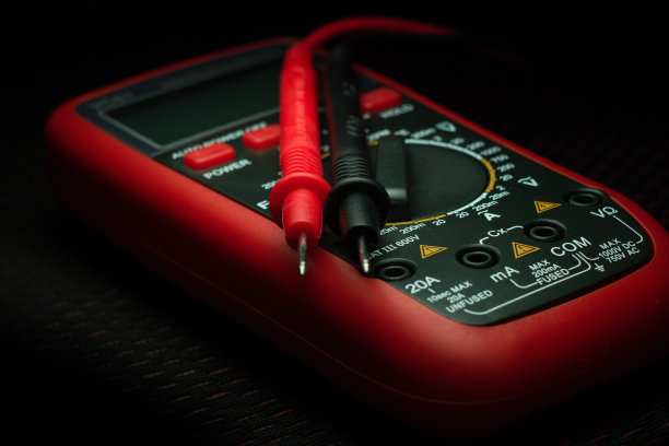 黑色背景上的数字万用表图片下载