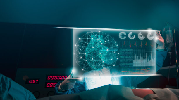在医院手术室使用虚拟现实技术的医生。外科医生分析病人心脏测试结果和人体解剖学的技术数字未来虚拟界面，数字全息，创新的科学和医学概念。图片下载