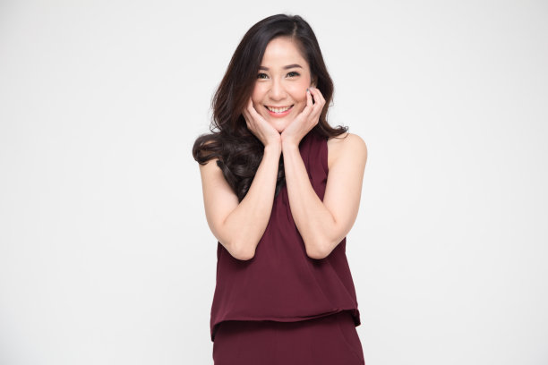 肖像快乐的亚洲女人微笑和梦幻的表情，快乐美丽的女孩抱着她的脸颊笑，泰国模特图片下载