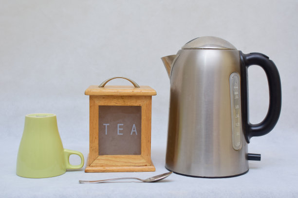 彩色陶瓷马克杯、木制茶叶盒和不锈钢热水壶图片下载