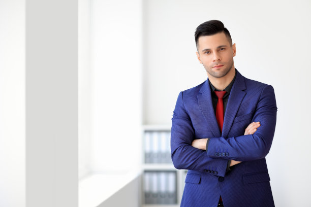 帅气自信的商人肖像，双臂交叉图片下载