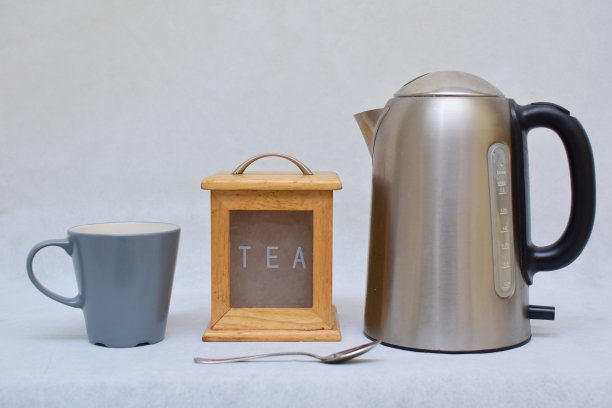 彩色陶瓷马克杯、木制茶叶盒和不锈钢热水壶图片下载