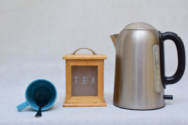 彩色陶瓷马克杯、木制茶叶盒和不锈钢热水壶图片下载