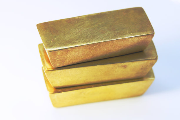 白色背景上的三根金条图片下载