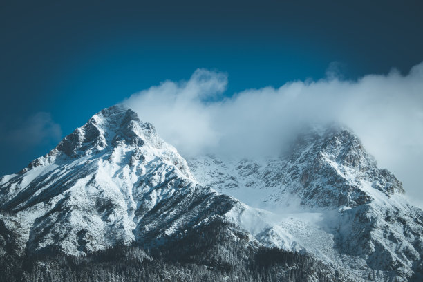 欧洲阿尔卑斯山的雪山图片下载
