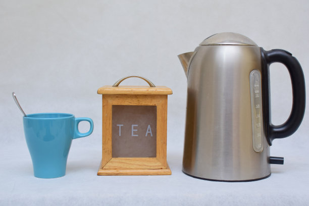 彩色陶瓷马克杯、木制茶叶盒和不锈钢热水壶图片下载