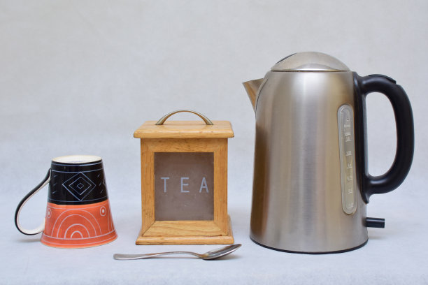 彩色陶瓷马克杯、木制茶叶盒和不锈钢热水壶图片下载