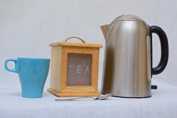 彩色陶瓷马克杯、木制茶叶盒和不锈钢热水壶图片下载