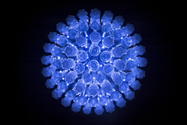 蓝色和白色的光在黑暗中。图片下载