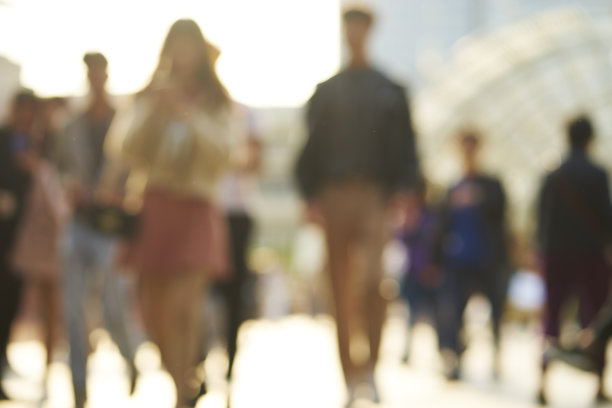 背景模糊的人走在街上的下午图片下载