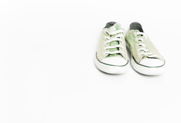 老式的绿色运动鞋，鞋子。多次旅行的概念图片下载