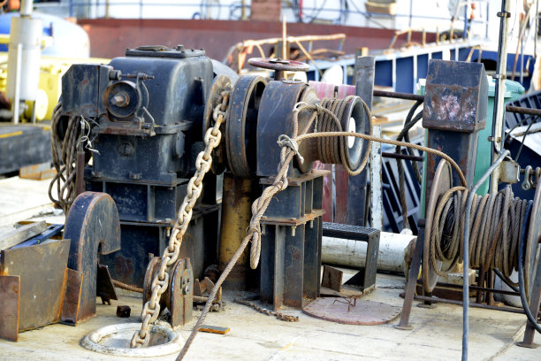 用于将船和木筏从水上拉起的起重机图片下载