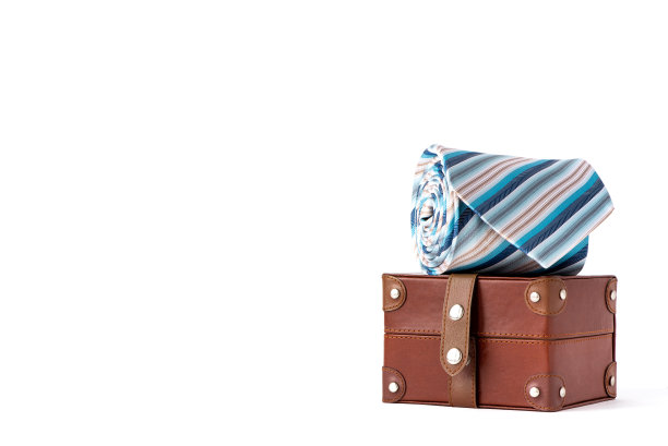 白色背景上的领带和盒子。图片下载