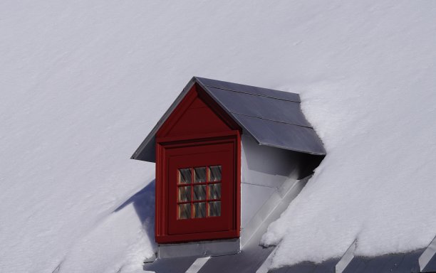 被雪包围的屋顶天窗图片下载