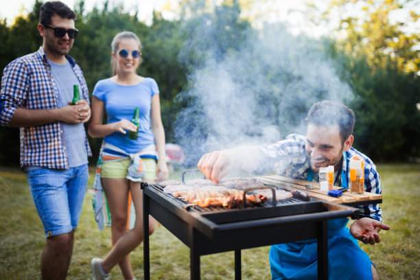 快乐的朋友们在森林里享受烧烤派对图片下载