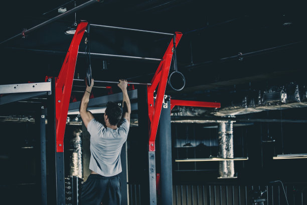 在体育馆里做单杠运动的人图片下载