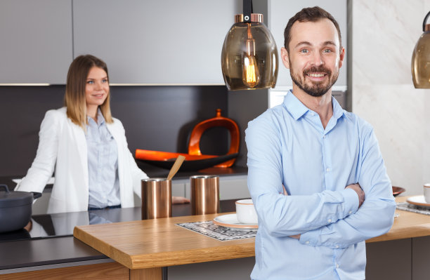 有女友背景的自信男人图片下载