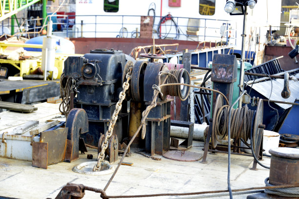 用于将船和木筏从水上拉起的起重机图片下载