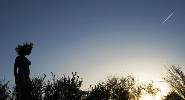 女人沿着山脊走的剪影图片下载