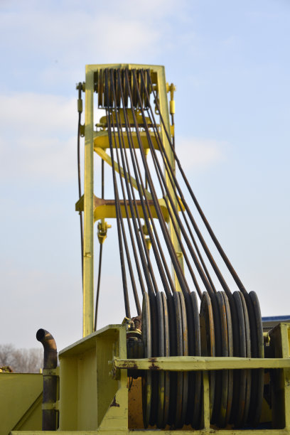 用于将船和木筏从水上拉起的起重机图片下载