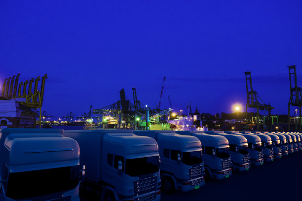 一排货物电动卡车停在商业码头图片下载