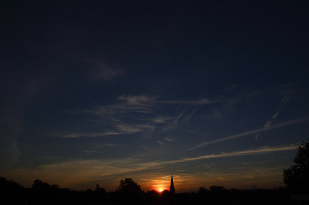 教堂塔楼的剪影图片下载