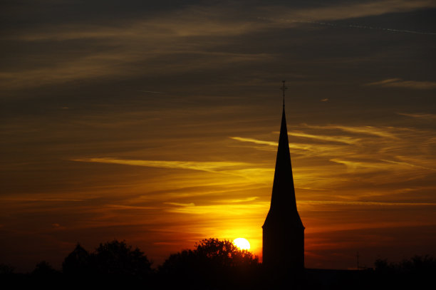 教堂塔楼的剪影图片下载