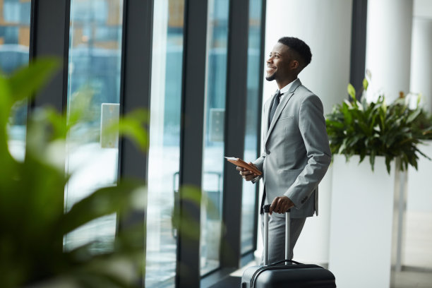 快乐的商人与手提箱和文件图片下载