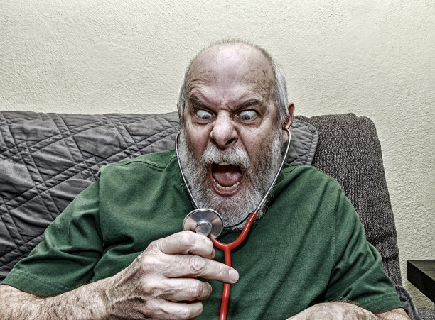 愤怒的人对着自己的听诊器大喊大叫图片下载