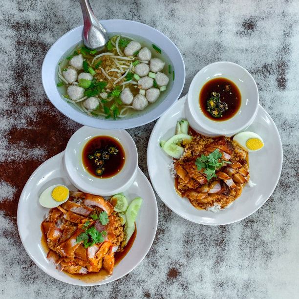 猪肉和红米饭与猪肉球在旧的白色木制桌子上顶视图图片下载