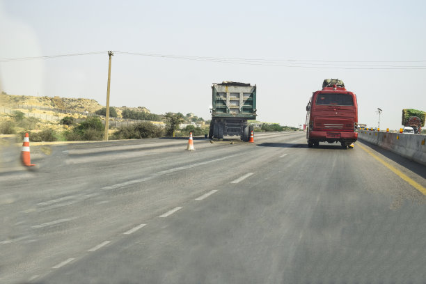一辆卡车在道路中间抛锚可能会造成灾难图片下载