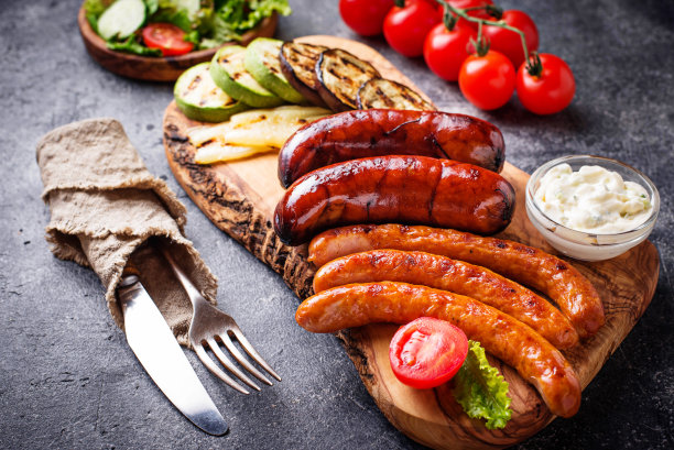 各种烤香肠和蔬菜图片下载