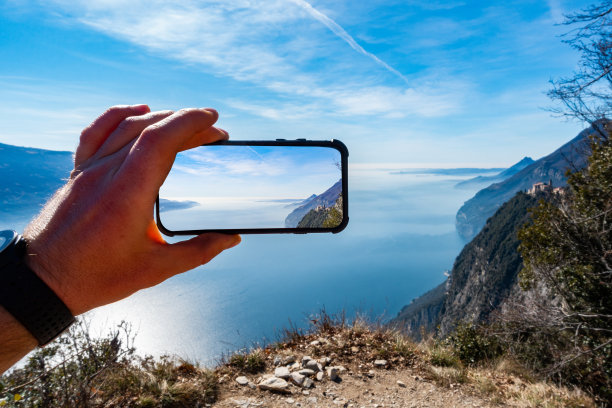 在美丽的地方用智能手机拍照图片下载