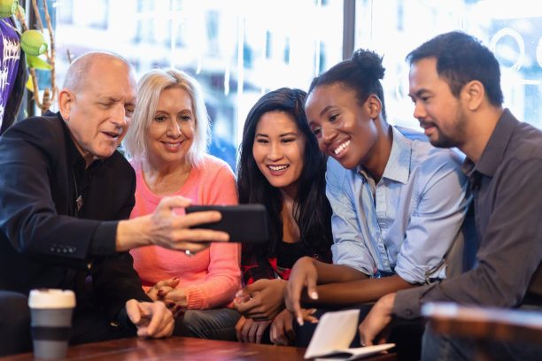 微笑着看手机屏幕的人图片下载