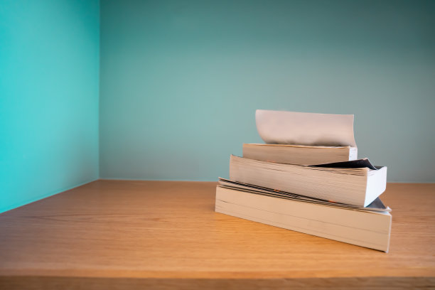 书堆叠在桌子上与复古的背景图片下载