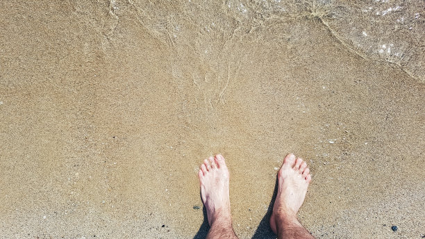 沙滩上的脚图片下载