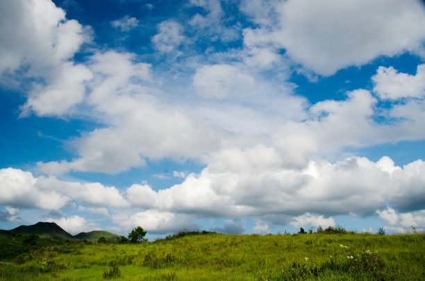 蓝天白云下的山图片下载