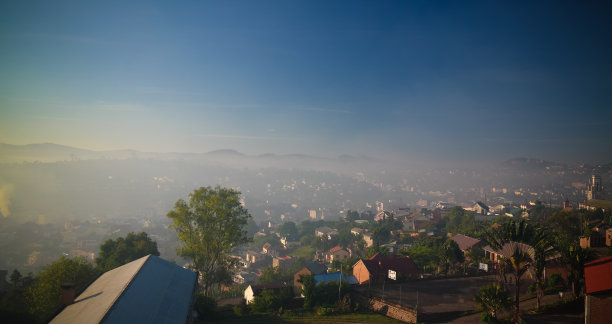 鸟瞰图的菲亚纳兰索阿城市日出，马达加斯加图片下载