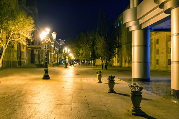 晚上的城市小巷人行道。夏日夜晚的步行街图片下载