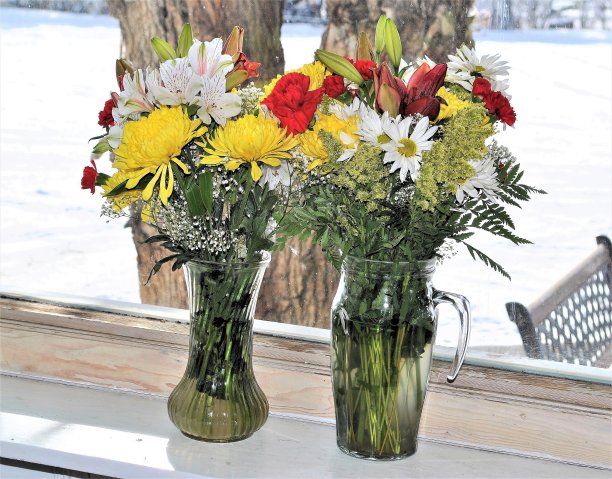 窗台上的花瓶里装着春天的花，背景是冬天的白色图片下载